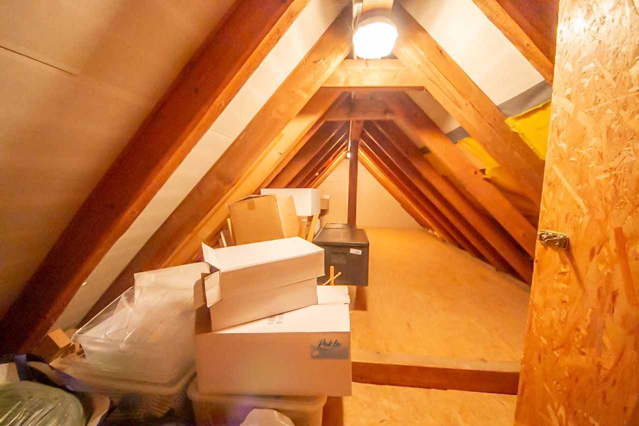 Senta Hoffmann - Immobilienmakler Esslingen - Vermietung 1 Zimmer Wohnung Aichwald-Schanbach - Dachboden