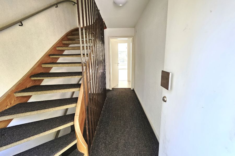 Vermietung 3-Zimmer-Wohnung mit Garten in Esslingen-Sulzgries - Hausgang