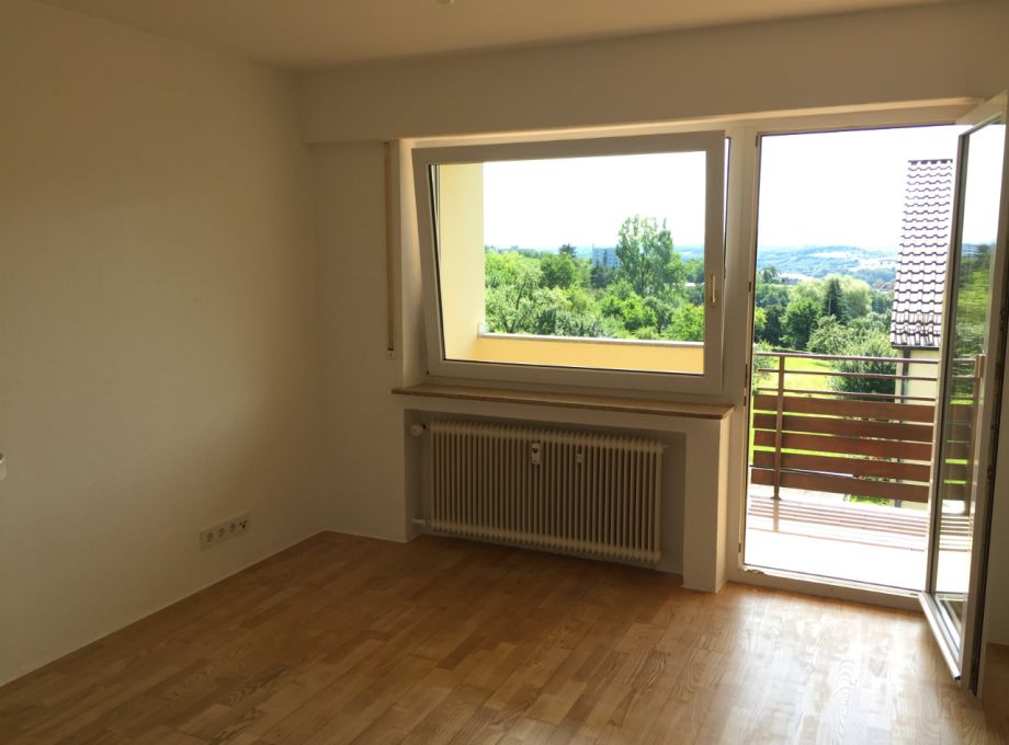 Senta Hoffmann - Immobilienmakler Esslingen - Verkauf 1-Zimmer-Wohnung in Plochingen, Landkreis Esslingen -Wohnzimmer, Balkon