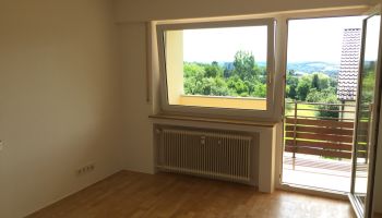 Balkon und Wohnzimmer