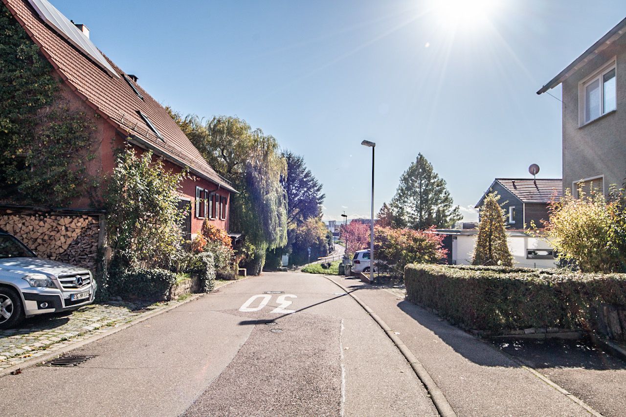 Senta Hoffmann - Immobilienmakler Esslingen - Verkauf Einfamilienhaus mit großen Grundstück in Esslingen, Serach - Strasse