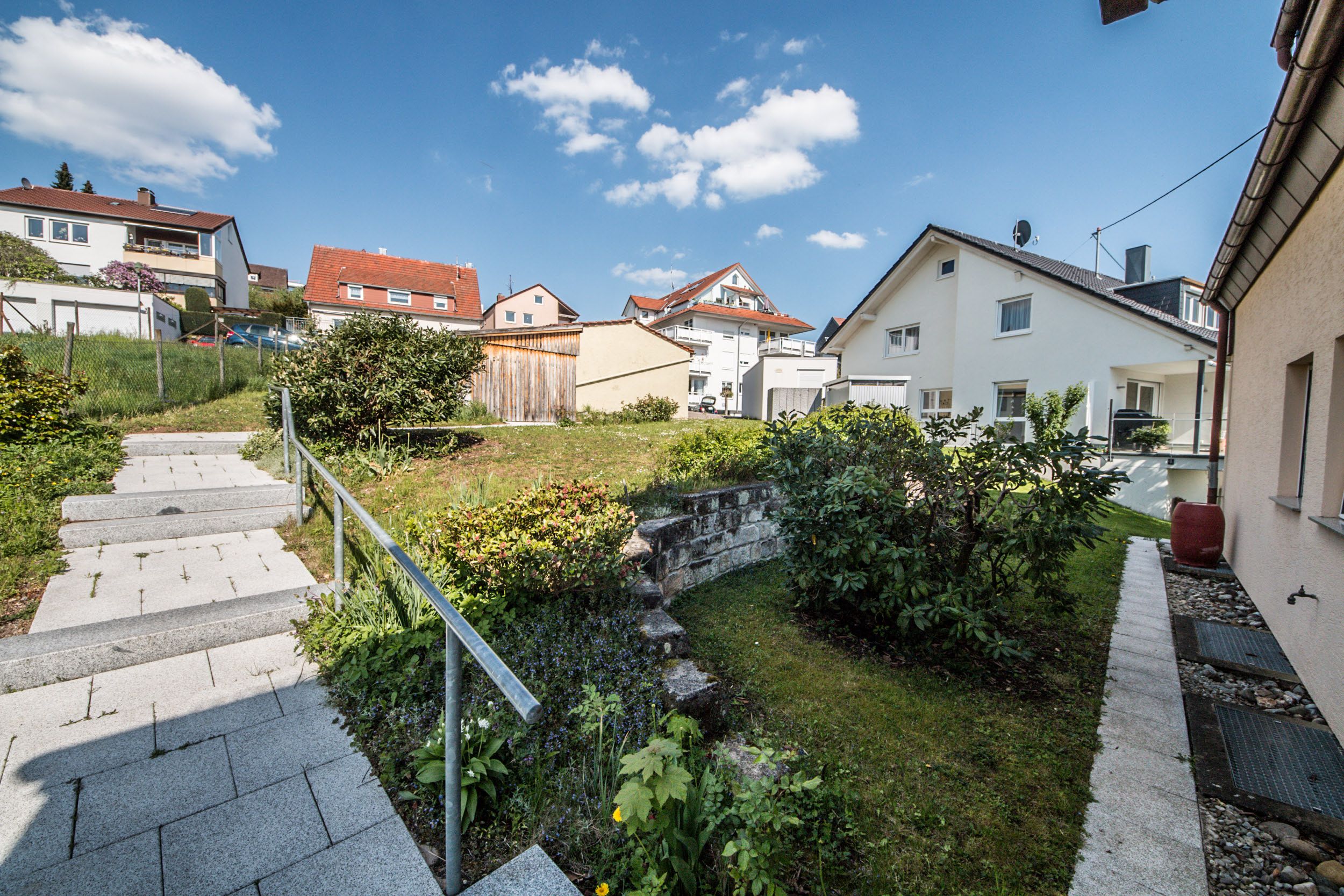 Senta Hoffmann - Immobilienmakler Esslingen - Haus Vermietung Liebersbronn - Vorgarten