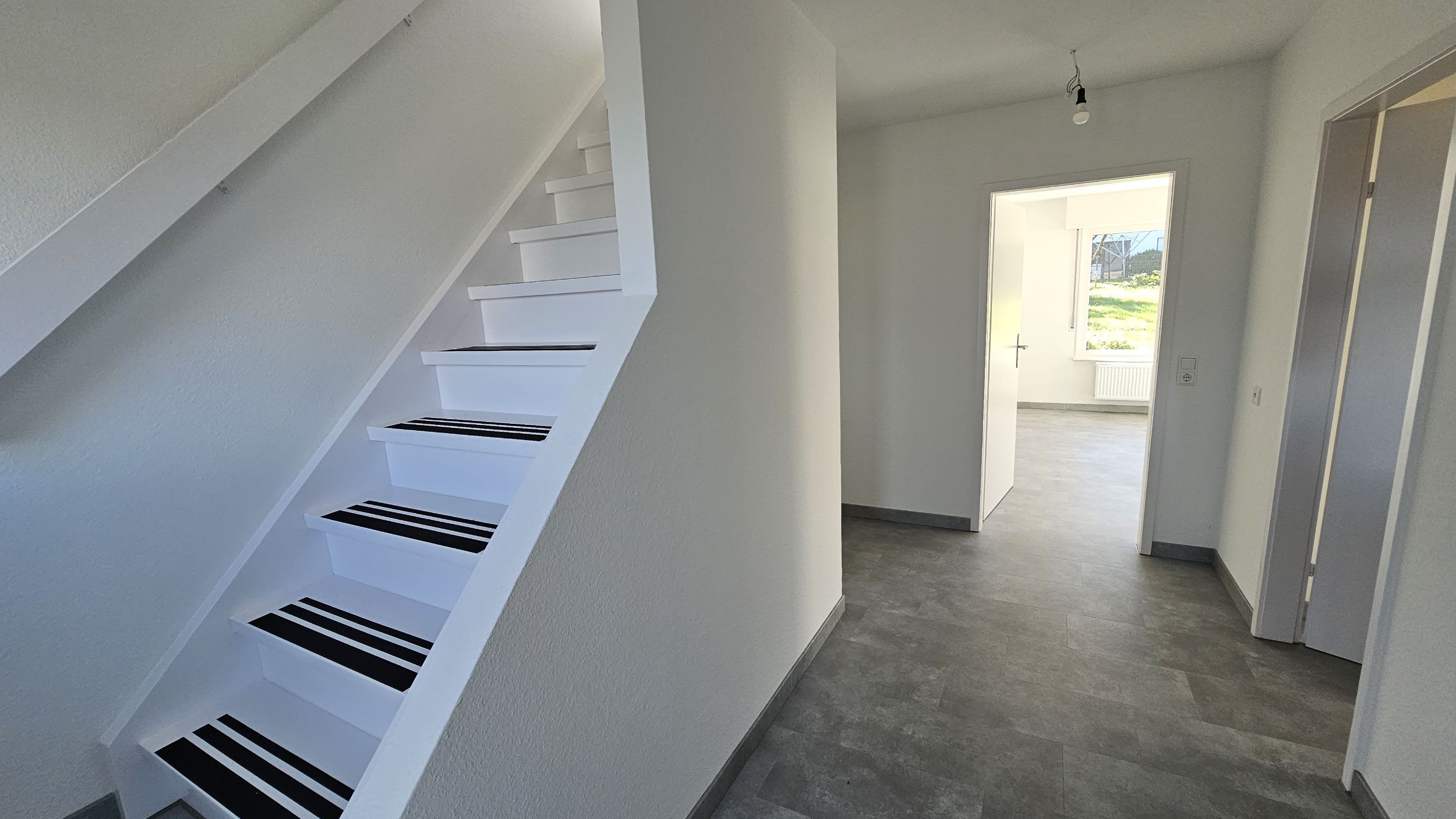Senta Hoffmann - Immobilienmakler Esslingen - Verkauf modernisiert freistehendes Einfamilienhaus mit großem Grundstück - Schlat - Landkreis Göppingen - Flur